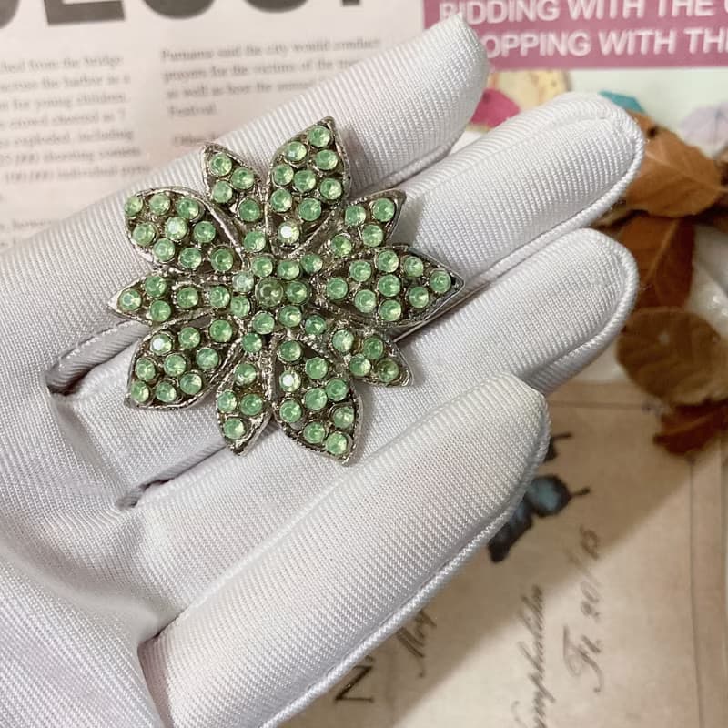 【西洋古董飾品】青蘋綠 花型綠葉 自然優雅 萊茵鑽 胸章 胸針