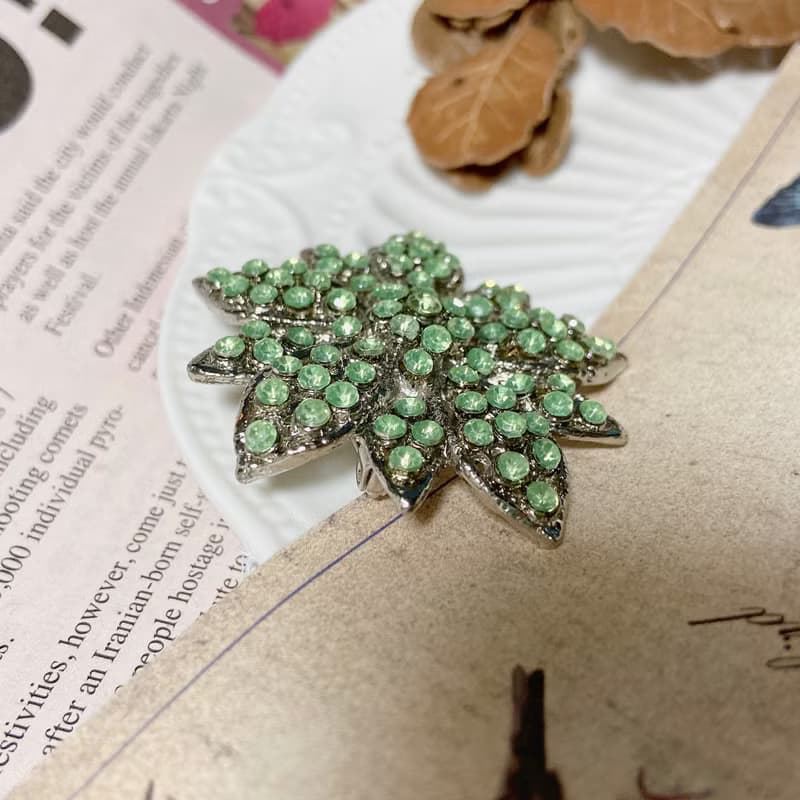 【西洋古董飾品】青蘋綠 花型綠葉 自然優雅 萊茵鑽 胸章 胸針