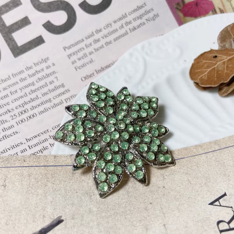 【西洋古董飾品】青蘋綠 花型綠葉 自然優雅 萊茵鑽 胸章 胸針