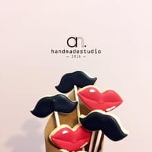 婚禮小物-鬍子先生與紅脣小姐浪漫棒棒糖霜餅乾(10支) by anPastry