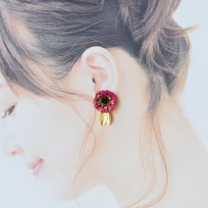 あき　ガーベラタッセルピアス・イヤリング　ピンクレッド