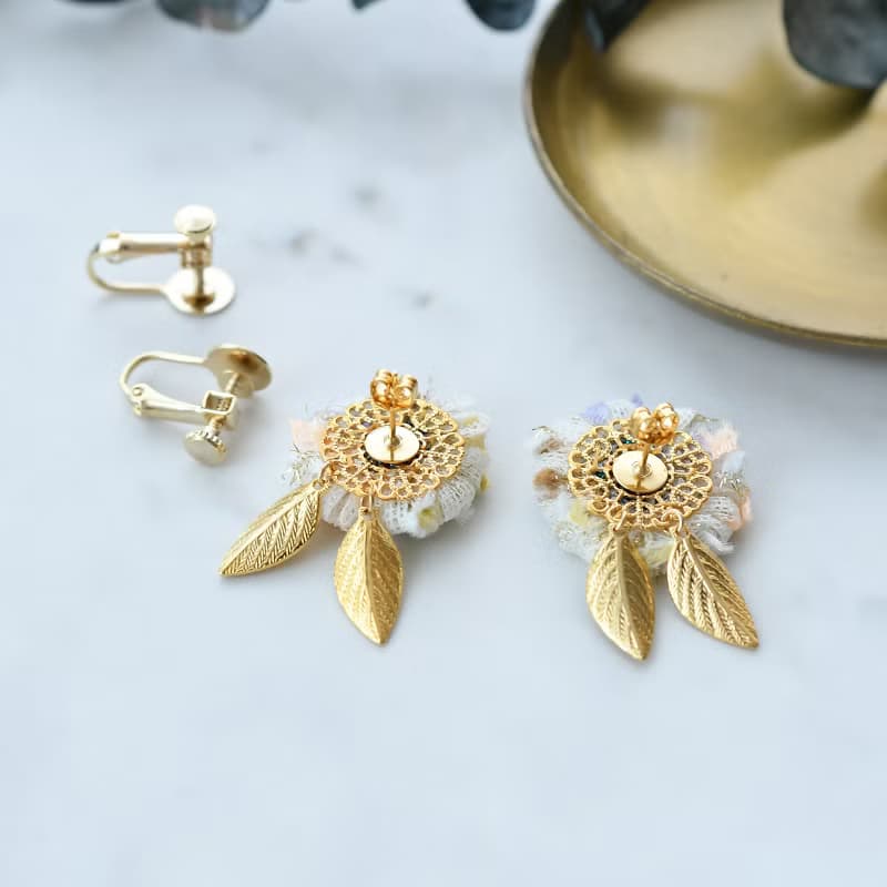 あき　ガーベラタッセルピアス・イヤリング　ピンクレッド