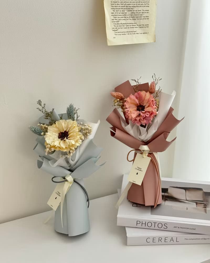 手工羽葉太陽花花束(小) - 畢業花束 附提袋