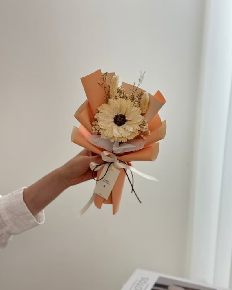 手工羽葉太陽花花束(小) - 畢業花束 附提袋