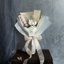 鈴蘭鬱金香與勿忘我手工針織花束-米白包裝款