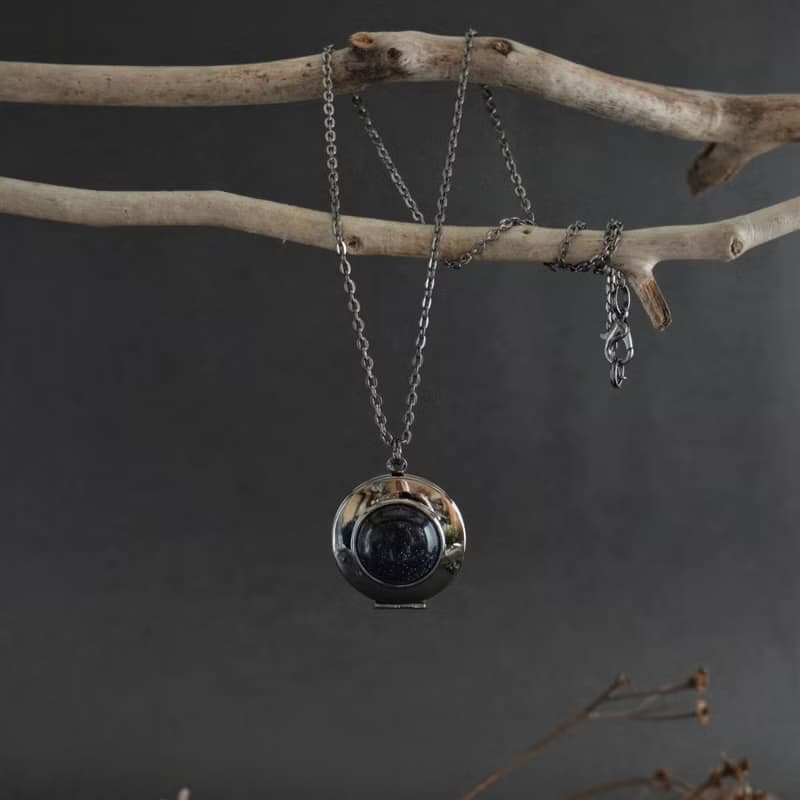 Dark locket necklace 藍色金石炮銅金屬獎章項鍊 Witchy jewelry