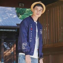 江戶勝 日系 男裝 浮世浪花刺繡藍染輕薄教練外套(丈青色) #外套
