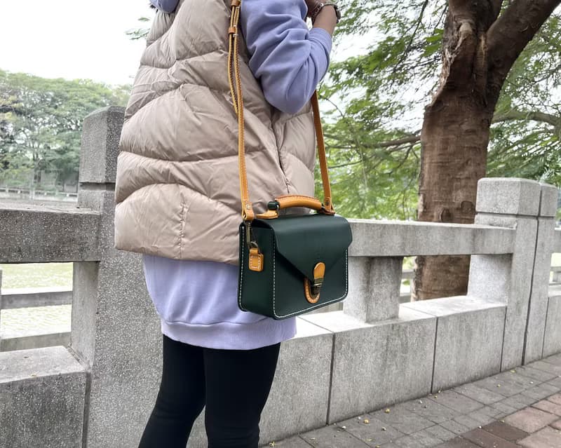手作經典墨綠郵差包 原創復古馬鞍包 文藝真皮女包 免費刻字印商