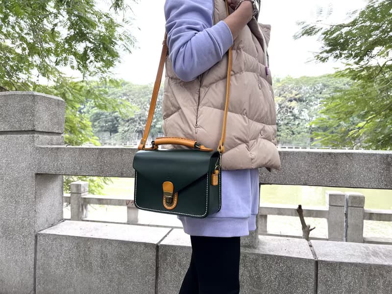 手作經典墨綠郵差包 原創復古馬鞍包 文藝真皮女包 免費刻字印商