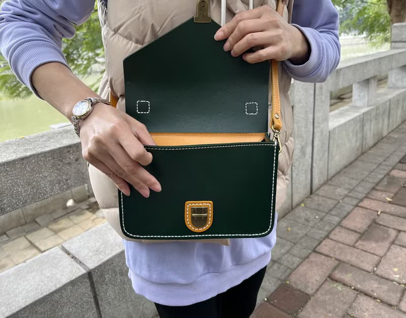 手作經典墨綠郵差包 原創復古馬鞍包 文藝真皮女包 免費刻字印商