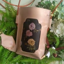 福袋　本革スマホポーチとキーホルダーのセット　ベージュ　黒グラウンド花柄　日本デザイナー限定　初売り送料無料キャンペーン