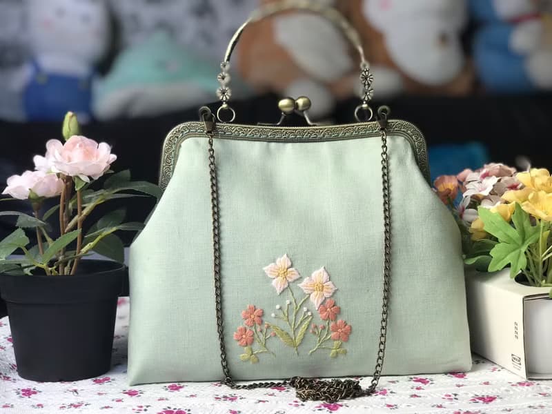 Hand-embroidered kisslock bag,hand-embroidered bag