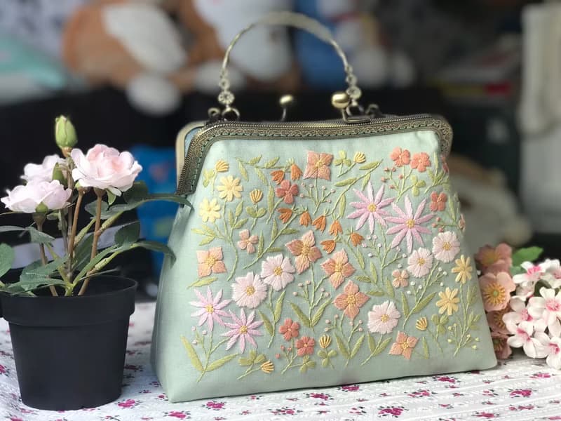 Hand-embroidered kisslock bag,hand-embroidered bag