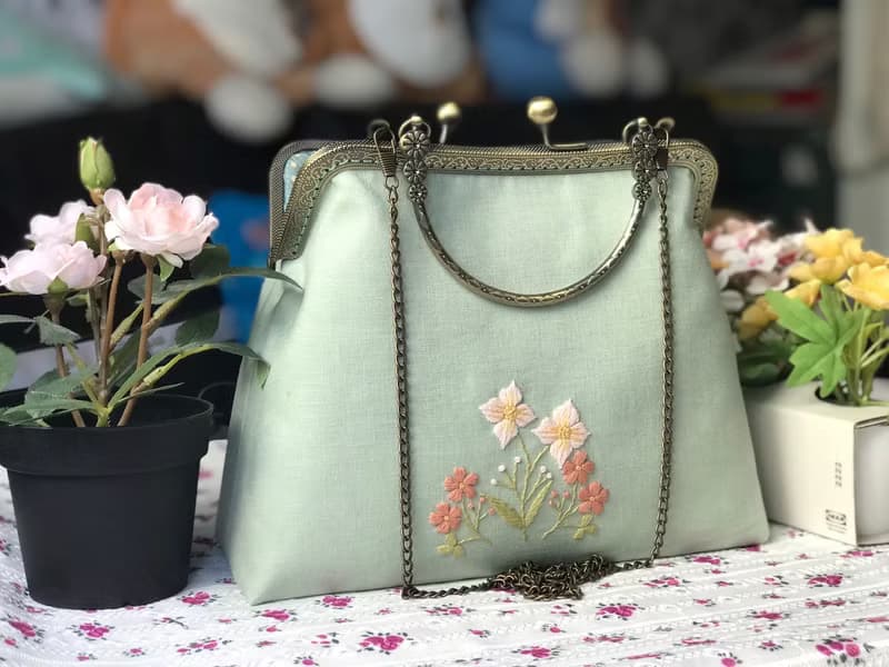Hand-embroidered kisslock bag,hand-embroidered bag
