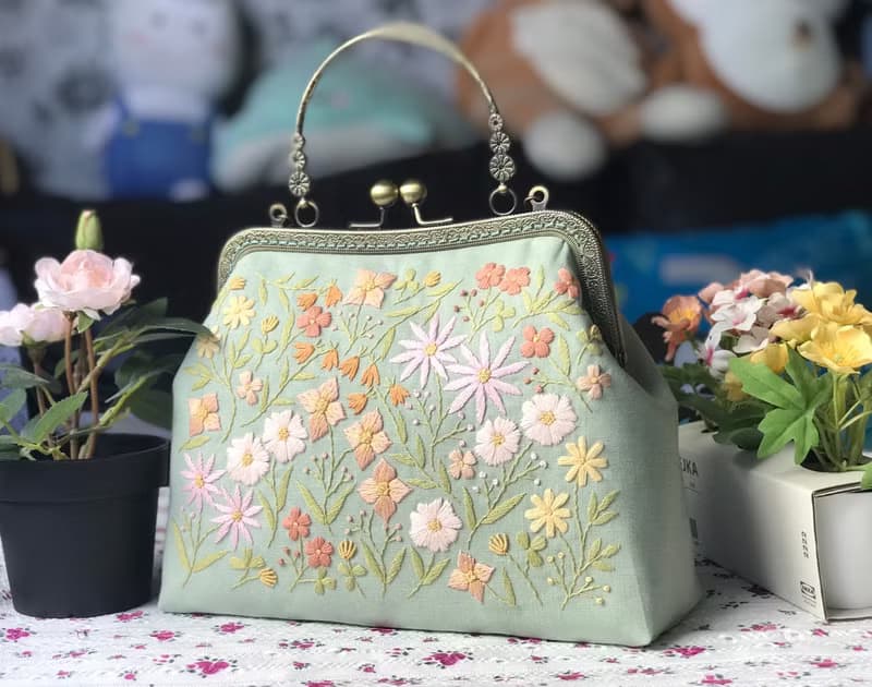 Hand-embroidered kisslock bag,hand-embroidered bag