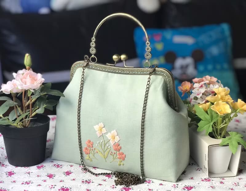 Hand-embroidered kisslock bag,hand-embroidered bag