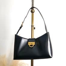 【 日本直送　名牌中古包 】Salvatore Ferragamo ショルダーバッグ ブラック ガンチーニ レザー セミショルダーバッグ n7zn28