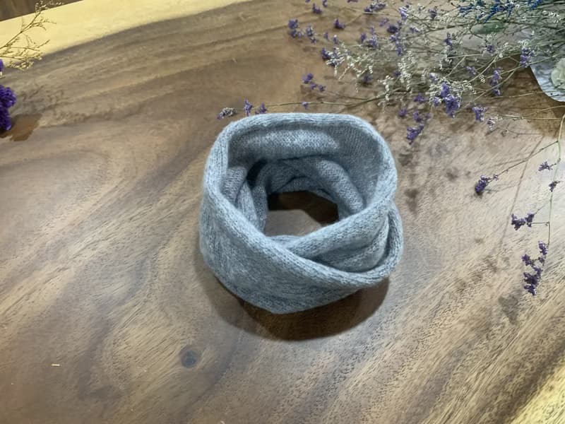 淺灰蟬翼中性圍脖。優質的輕柔。約50g。可繞2圈