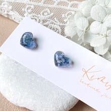 【不鏽鋼耳針】靜謐藍心形耳飾・UV膠乾燥花與珍珠冷色系療癒設計