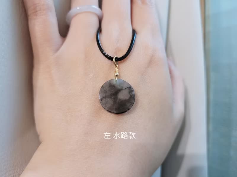 【親翠】天然翡翠 個性意境圓無事牌吊墜皮繩 畢業禮物