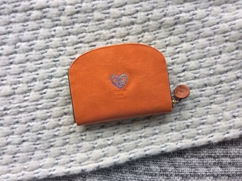 Pinkoi 代購 -  刺繡皮革錢包「HEART」亮橘色（牛皮）圓形拉鍊型迷你❤︎