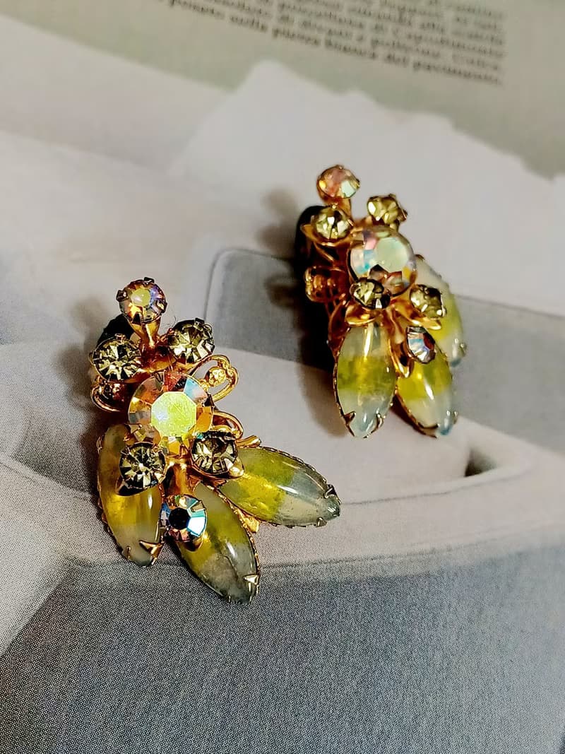 vintage jewelry  經典嫩黃配色極光萊茵花卉 夾式耳環