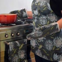 aLoveSupreme/南非文青手繪加厚隔熱烘培手套_ 鐵灰底藍色帝王花