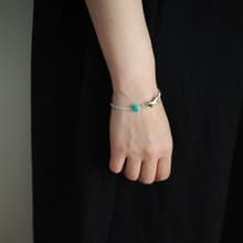 爪をひっかけた三毛猫ブレスレット ターコイズ