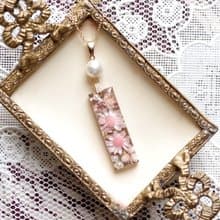 レジンアート　長方形のプレートとコットンパールのペンダント・贈り物には花を