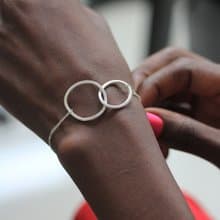 Handmade silver interlocked oval loops on silver chain bracelet (B0055)