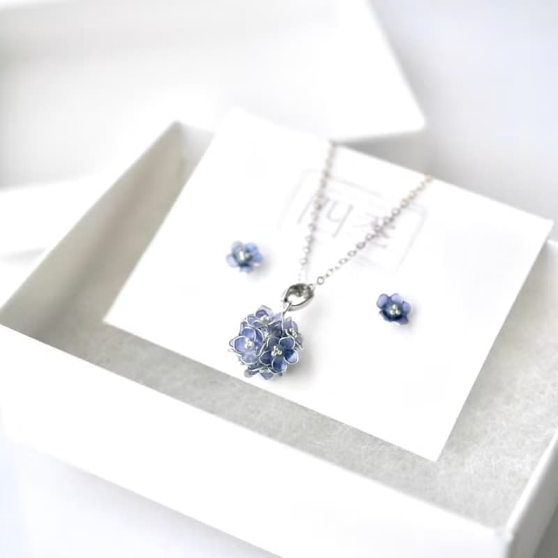 ネモフィラ2点セット　耳飾り&ネックレス　ディップアート　ディップフラワー