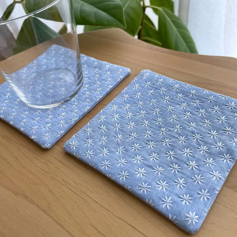 刺し子コースター2枚セット　花柄　水色　吸水　プレゼント　贈り物　カフェ　キッチン用品　クリスマス　誕生日　布コースター　ハンドメイド　日本製