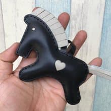療癒小物 手工皮革  黑色 可愛 小馬 純手工縫製 吊飾 大尺寸