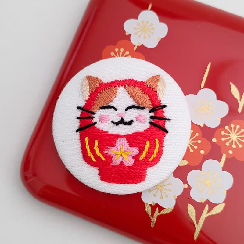 猫ちゃんだるま刺繍ブローチ