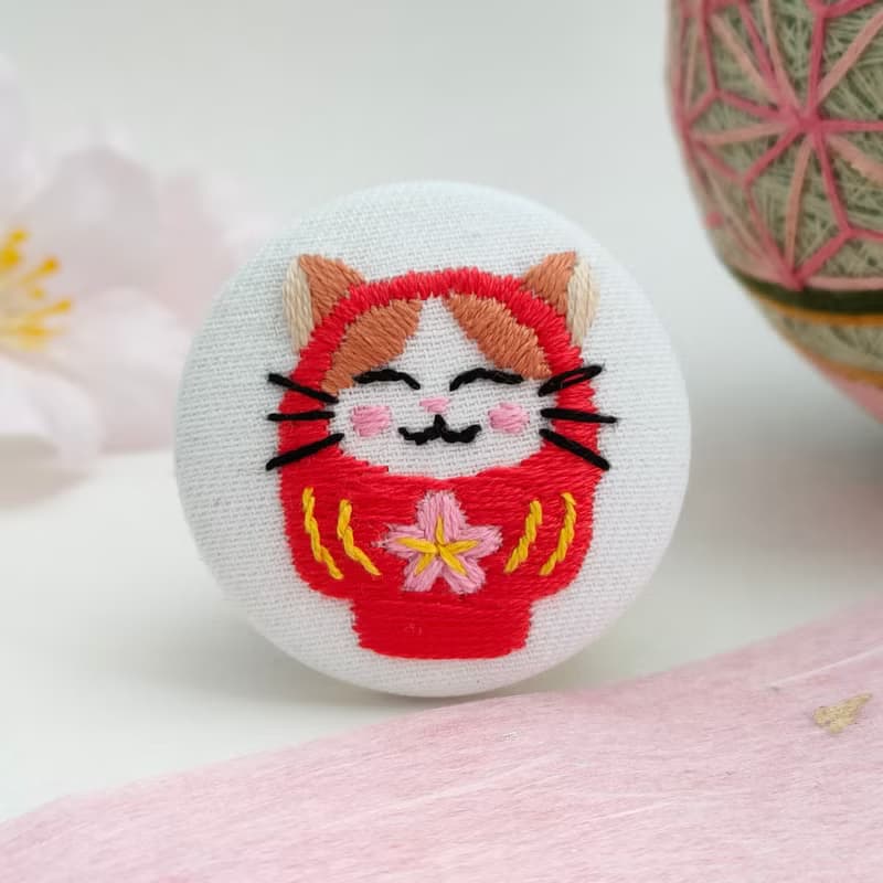 猫ちゃんだるま刺繍ブローチ
