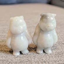 【親翠】天然翡翠 白冰撒烏雞療癒熊熊桌上型公仔 | 給你滿滿療癒