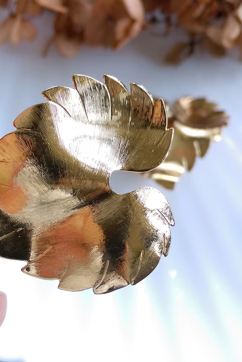 Vintage Jewelry 西洋古董飾品 優美 金色 刷紋葉子 夾式耳環