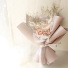 白色古典的浪漫圓舞曲・優雅粉永生玫瑰花束