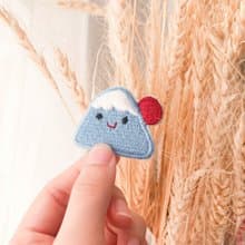 【富士山】Q彈劉海 彈走壞運/安全鎖胸針/燙貼 刺繡 行李箱貼紙