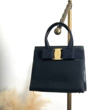 【 日本直送　名牌中古包 】Salvatore Ferragamo サルヴァトーレ フェラガモ ヴァラリボン ハンドバッグ ネイビー オールド wj8kx4