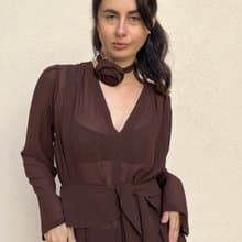 透明巧克力棕色喬其紗雪紡上衣 – 荷葉邊綁帶與花卉頸鍊