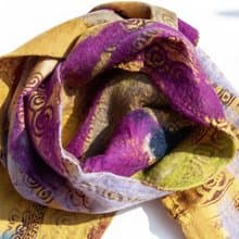 羊毛氈絲巾/濕氈絲巾/水彩藝術感圍巾/羊毛漸層感絲巾-薑黃葡萄紫