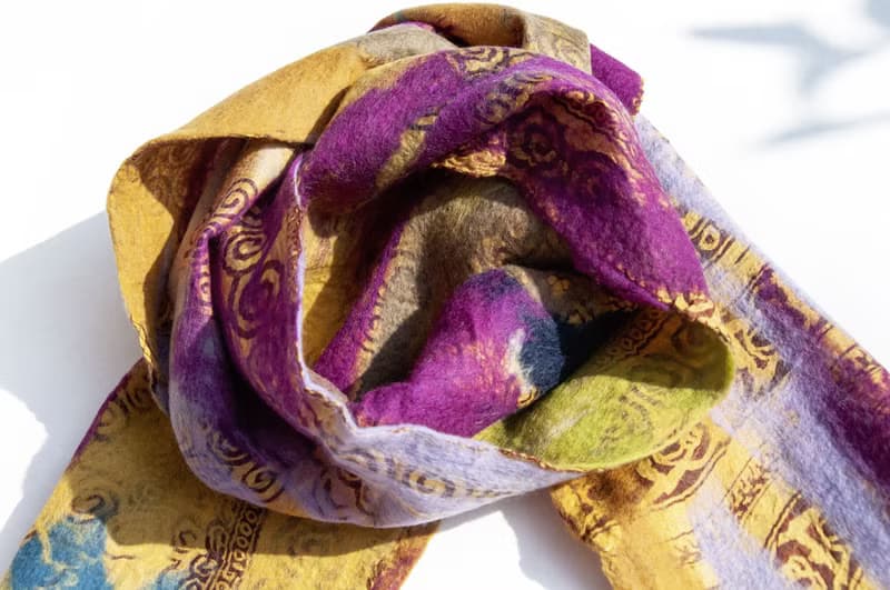 羊毛氈絲巾/濕氈絲巾/水彩藝術感圍巾/羊毛漸層感絲巾-薑黃葡萄紫
