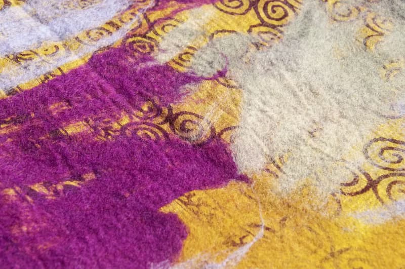 羊毛氈絲巾/濕氈絲巾/水彩藝術感圍巾/羊毛漸層感絲巾-薑黃葡萄紫