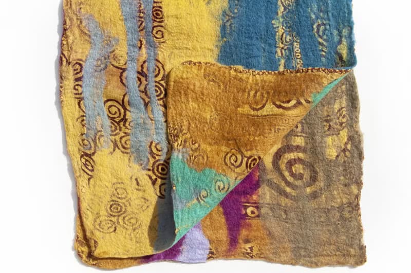 羊毛氈絲巾/濕氈絲巾/水彩藝術感圍巾/羊毛漸層感絲巾-薑黃葡萄紫