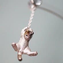 風船と飛んでいく三毛猫のピアス 片耳