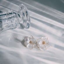 【麗格海棠-通透白】貼耳式耳環 | 水晶花飾品 | 新娘飾品