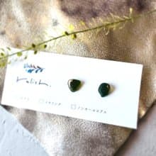 【再販】 海からの贈り物 シーグラス 金継ぎ ピアス ノンホールピアス イヤリング シンプル 小さい 小ぶり ゴールド 金 グリーン 緑 深緑 ガラス オフィス