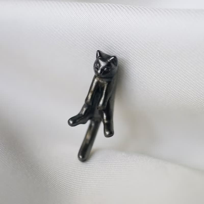 脱力猫ピンブローチ グリ 黒猫