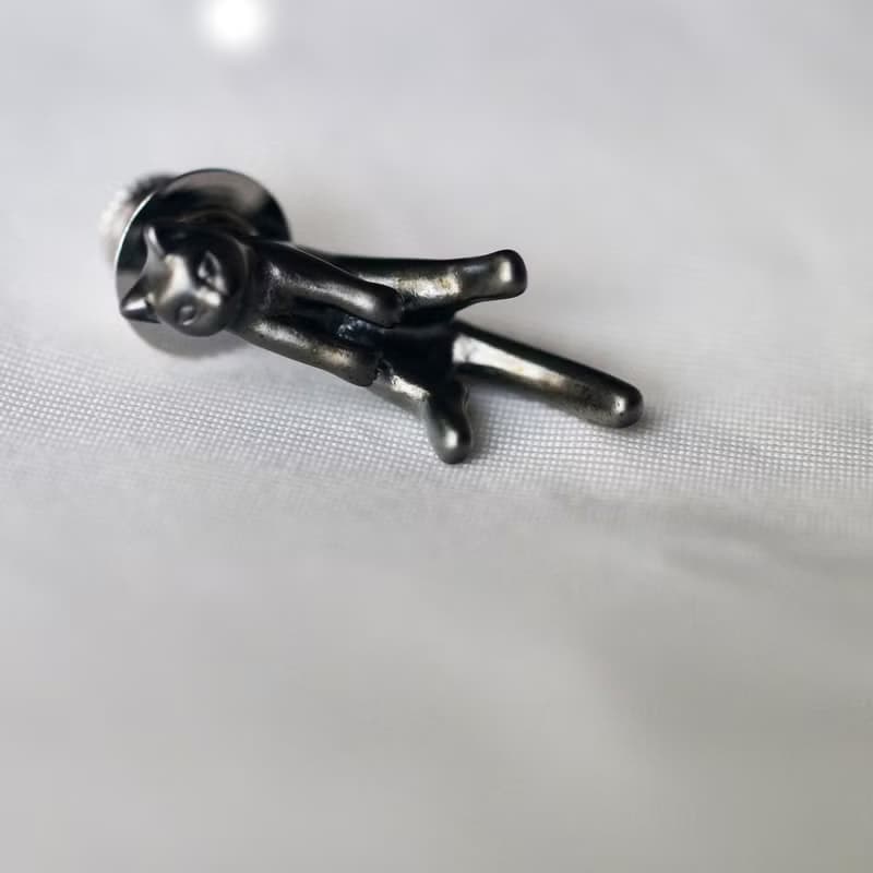 脱力猫ピンブローチ グリ 黒猫